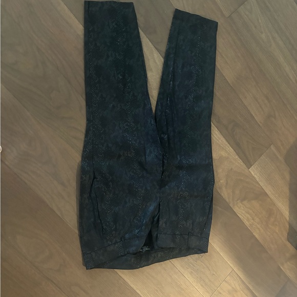 Black Snake Skin Look Crop Pants - Picture 4 of 5